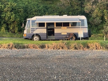 1991 Nissan Civilian photo 2