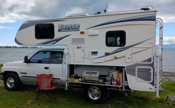 Dodge Ram 2500 with Lance 825 Slide on Camper