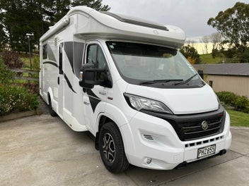 2022 CI Magis 66XT Rear Island Bed