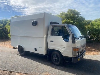 1988 Toyota Dyna Camper – Hydraulic Pop-Top Roof –